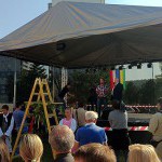 Dúbravské hody slávnostne otvoril starosta Ing.Ján Sandtner, ktorý deťom rozdal veľký hroznový strapec. 24.9.2011, Bratislava.