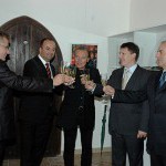 Zľava doprava: Ján Kulich, ja, Karel Gott, Zdeněk Kohák a Tomislav Jurík počas prípitku na vernisáži obrazov Karla Gotta na Bojnickom zámku. 4.7.2011, Bojnice.