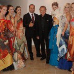 S Karlom Gottom a modelkami, ktoré predviedli šaty s motívmi obrazov Karla Gotta. 4.7.2011, Bojnice.