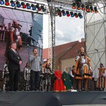 Kráľ Ľudovít I. Veľký odovzdáva listinu výsad královského mesta primátorovi Skalice, Stanislavovi Chovancovi. 19.9.2010, Skalica.