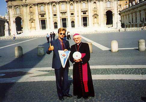 Ja vo Vatikáne s biskupom Hrušovským.