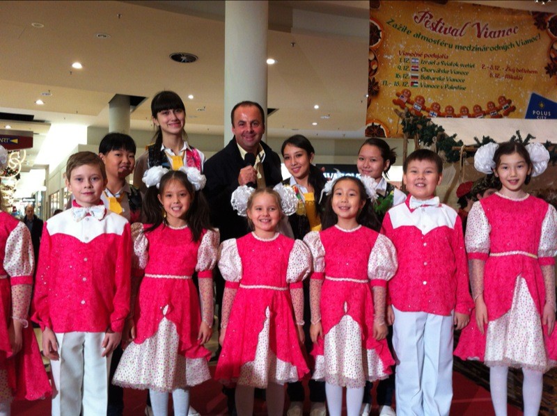 Mikuláš v Poluse. Na festival medzinárodných vianoc prišli zaspievať deti z Ruska. 6.12.2011, Bratislava.