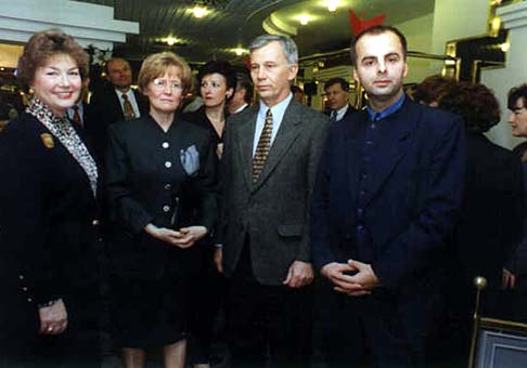 S ministerkou financií, bývalým americkým veľvyslancom Ralphom Johnsonom a jeho manželkou.