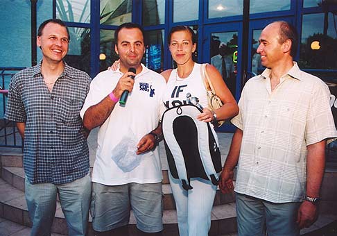 Patrik Melioris, člen predstavenstva Q-EX (vlavo), Jana Jankovičová Miss hotel Senec Cup 2003 a riaditel hotela Senec pán Grega.