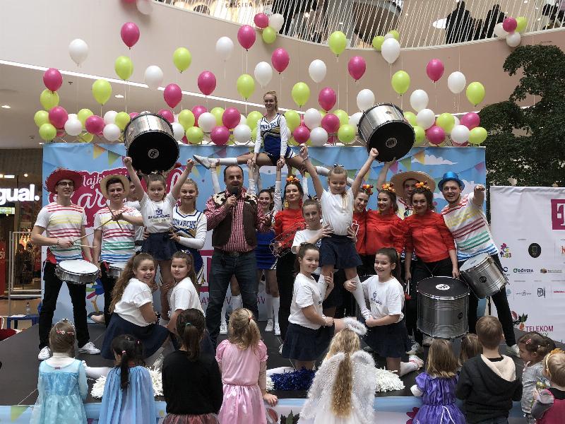 Telekom detsky festival v Bory mall. Bubenici Batida z Popradu a roztlieskavačky Bratislava Monarchs. 10.februar.2018.Bratislava.