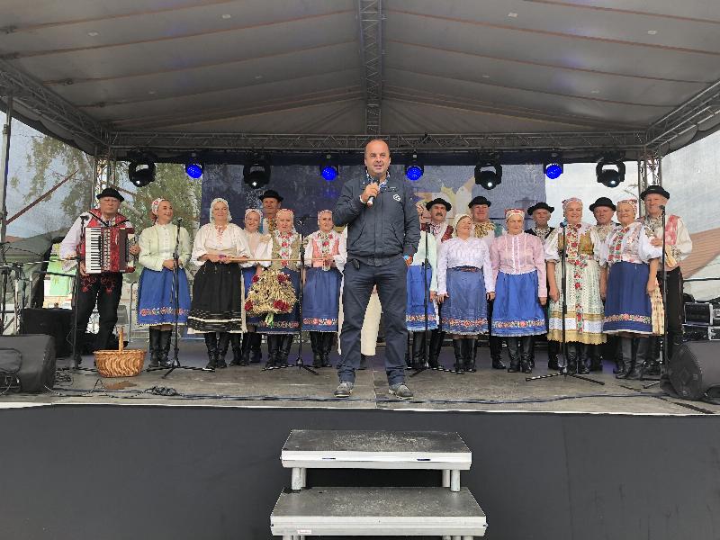 3.ročník Kralovstvo husaciny v Slovenskom grobe. V pozadi Vajnorsky okrašlovaci spolok. 1.september, 2018.