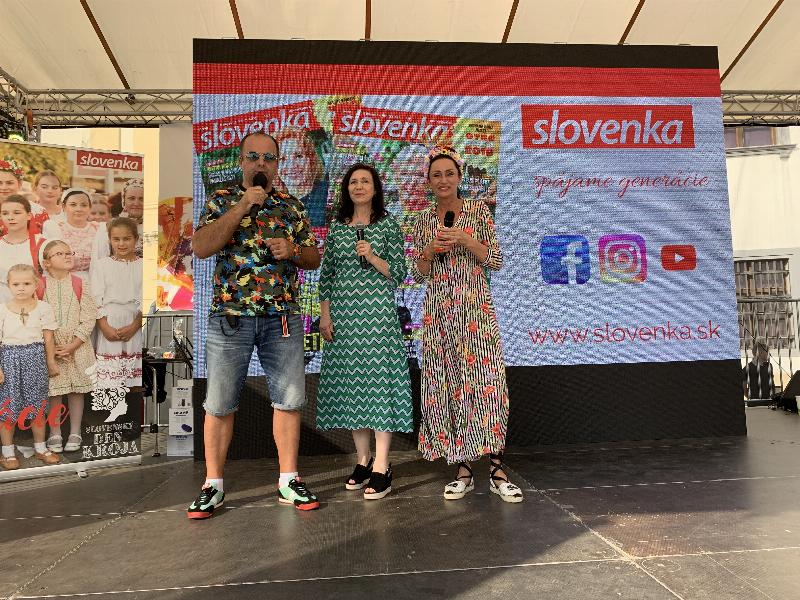 71.rokov tyždennika Slovenka. Oslava vyročia na Hlavnom namesti s množstvom učinkujucich. V strede Maria Mikova a vpravo Sisa Sklovska. 11.jún 2019 Bratislava