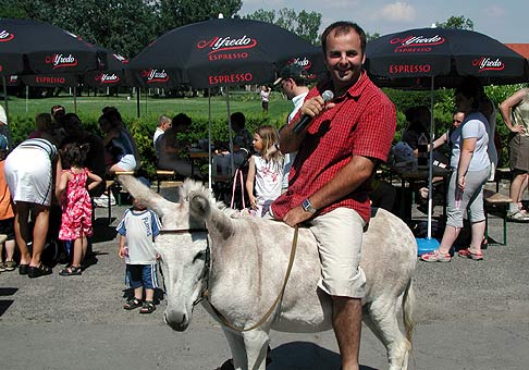 Rišo a somárik. Rišo je hore :-). Podujatie spoločnosti Brose v hoteli Kamila. 18.7.2004.