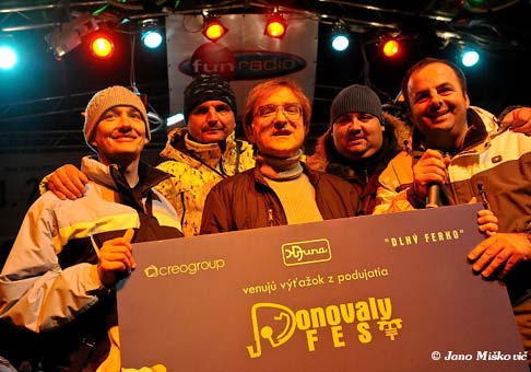 Meky Žbirka za prítomnosti organizátorov Donovalyfestu 2009 odovzdal šek s výťažkom z festivalu primárovi Pavlovi Bicianovi z detského onkologického oddelenia v Banskej Bystrici. 31.1.2009