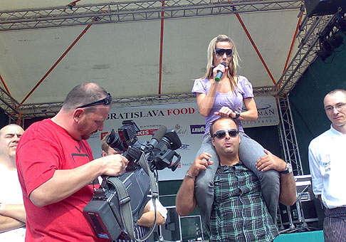 S Erikou Barkolovou z televízie JOJ, pri vyhlásení jedla relácie Črepiny s hviezdičkou. 6.6.2009, Bratislava.