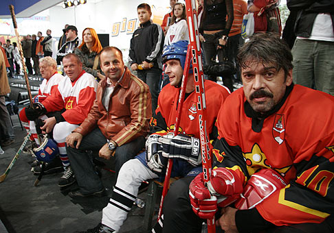 Z ľava do prava: Jožo Golonka, Imrich Béreš, Mário Porubec a Ivan Gogáľ. Hokejový zápas hviezd. Avion Shopping Park. 20.10.2007.