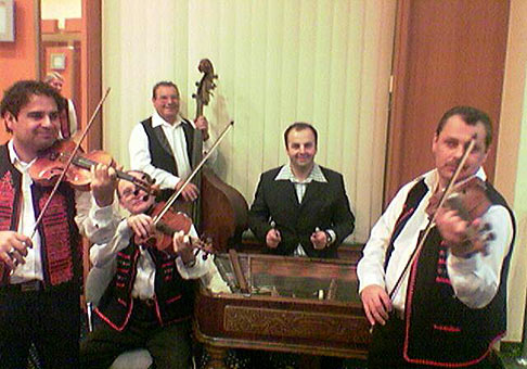 Hotel Tatra Trenčín, ľudová hudba Mira Baláža z Trenčína a najkrajší cimbalista v širokom okolí.