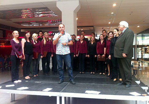 Noc výskumníkov 2011 v Europa shopping center poctil návštevou aj univerzitný spevácky zbor Mladosť. Boli výbornííííí :-) 23.9.2011, Banská Bystrica.