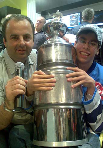 Otvorenie novej predajne Samsung v Poluse spestrila aj autogramiáda hokejistov Slovana Bratislava. Na fotografii som s najvernejším fanúšikom Slovana a Majstrovskou trofejou. 18.04.2008.