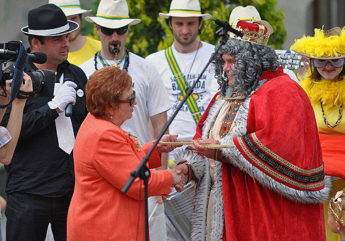 Viceprimátorka mesta Senec, pani Helena Nemcová, odovzdáva kráľovi Seneckého karnevalu symbolický kľúč od mesta. 25.6.2010, Senec.