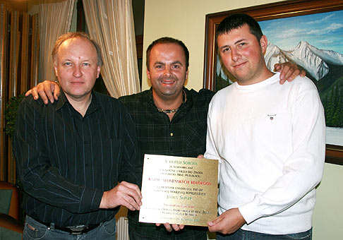 Igor Svitok, Richard Vrablec a Robert Mačák ml. Zakladatelia Knihy slovenských rekordov pred slávnostným umiestnením pamätnej tabule na hotel Sobota. 18.10.2009 Poprad.