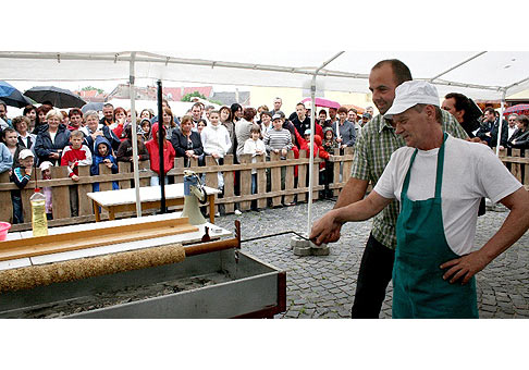 Na Trdlofeste v Skalici bol minuloročný rekord v pečení najdlhšieho trdelníka opäť prekonaný. Tentokrát je trdelník dlhý 175 cm. Skalica 16.5.2009.