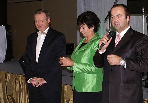 Vyhlasovanie výsledkov Hotel roka a Reštaurácia roka 2008. V strede bývalá prezidentka Zväzu hotelov a reštaurácií Zuzana Šedivá a nový prezident Jozef Bendžala.